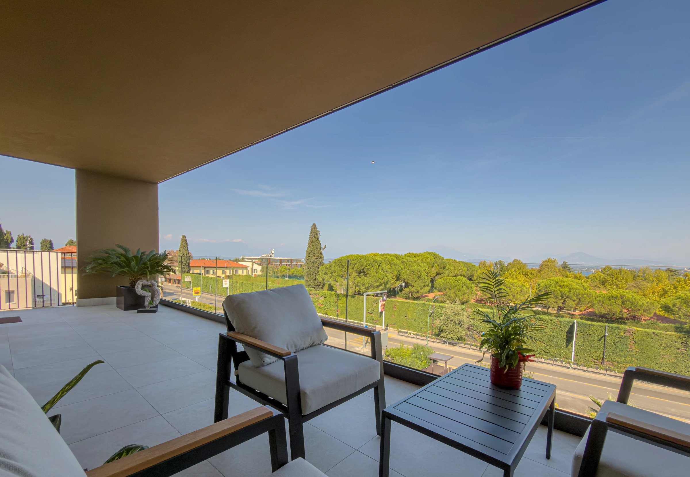 Möblierter Balkon mit Blick ins Grüne