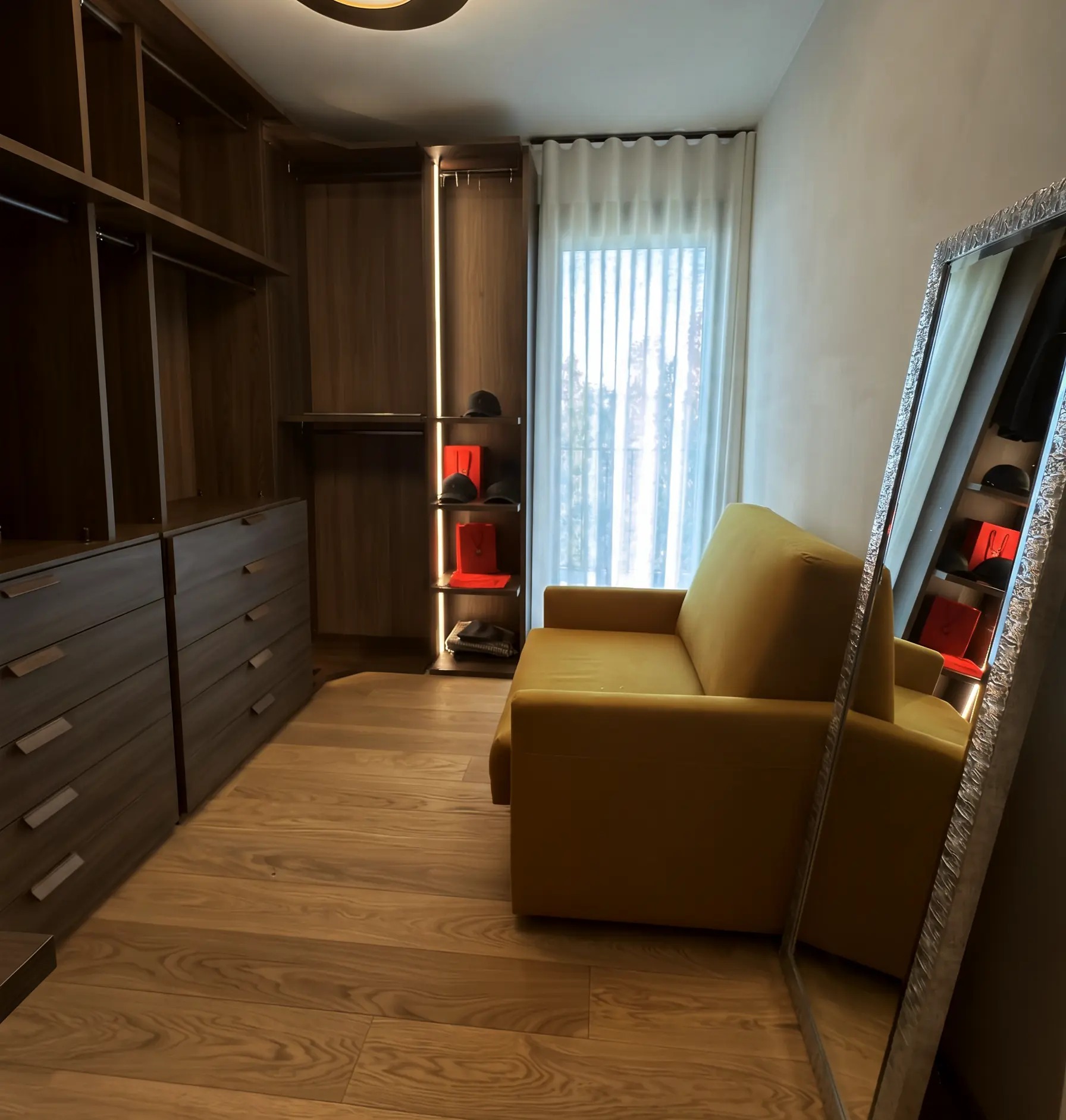 Begehbarer Kleiderschrank