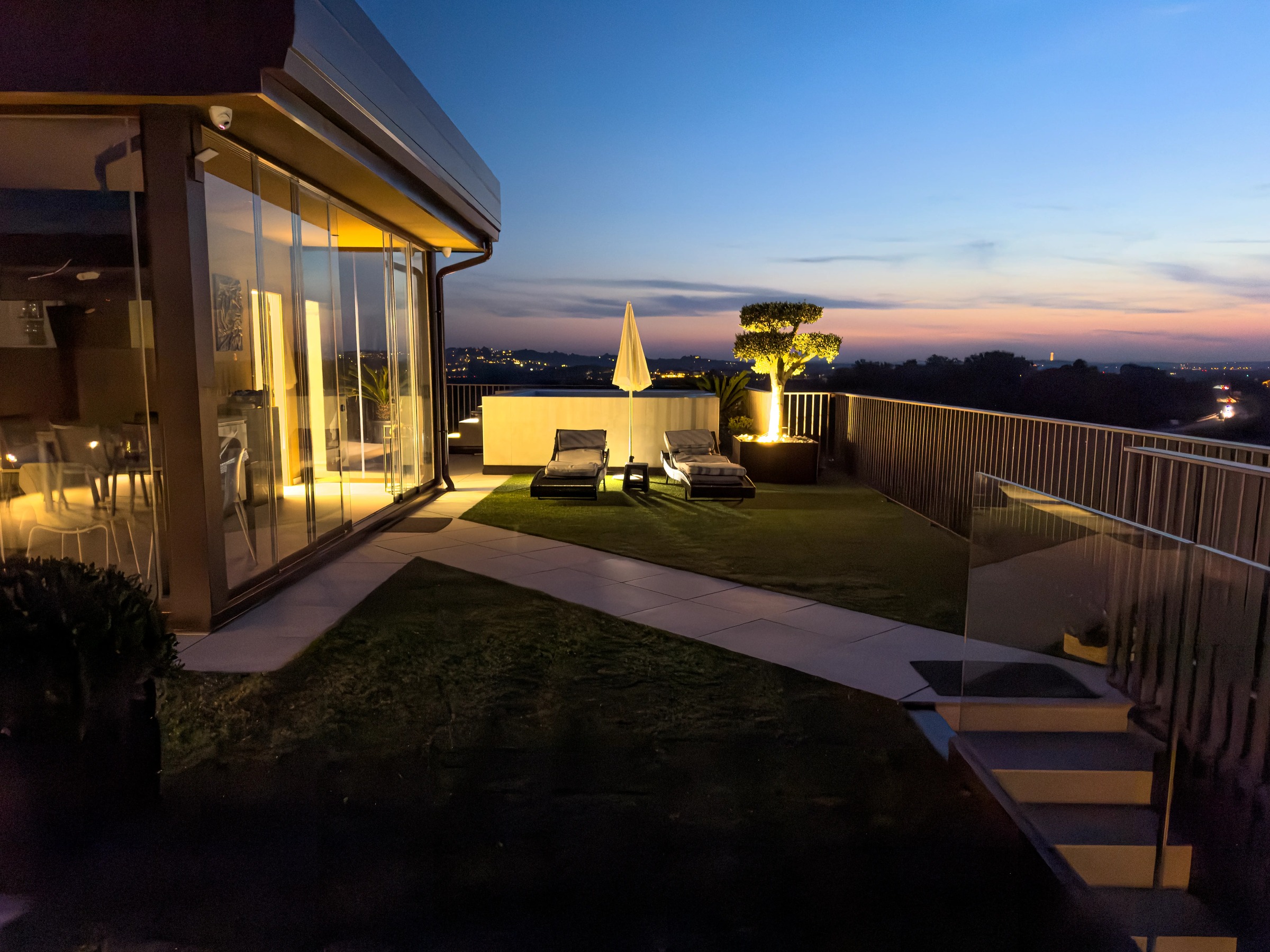 Dachgarten des Penthouse bei Sonnenuntergang