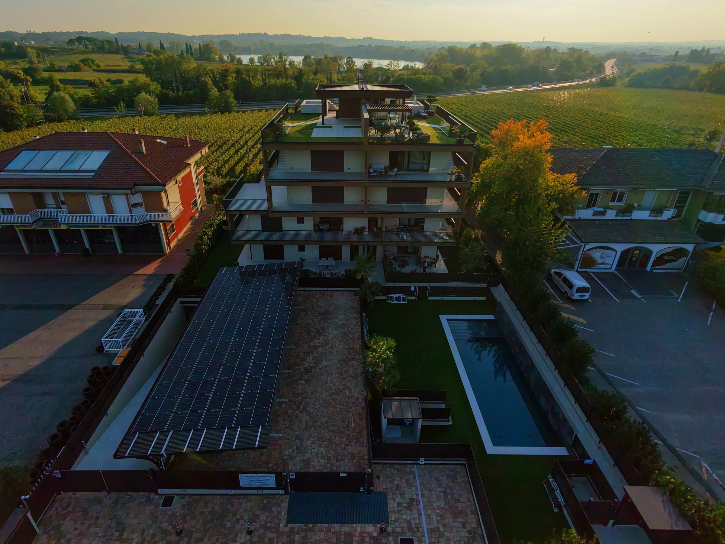 Luftaufnahme der Residenz, im Hintergrund der See