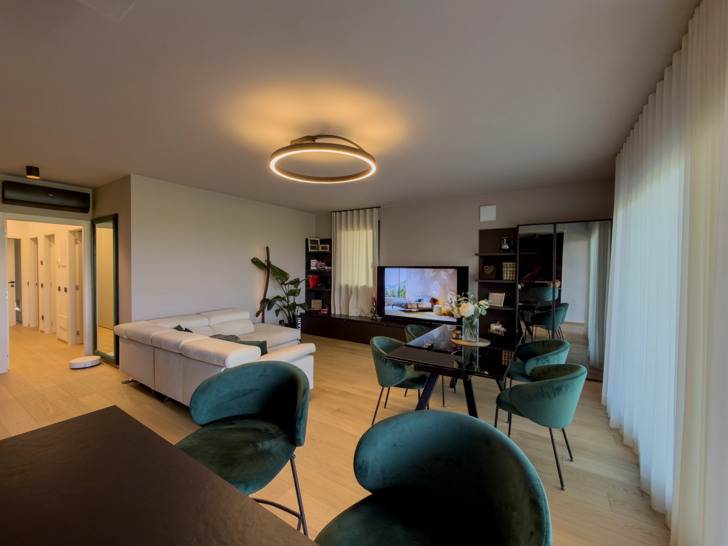 Wohnzimmer mit Sofa und Essbereich